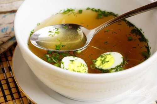 Печень курицы нужно выложить в специальную формочку для выпечки, заранее промазав дно оливковым маслицем