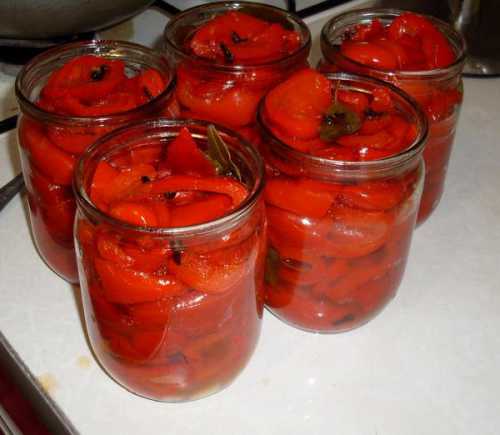 Закатывайте банки и убирайте их на ночь под теплое одеяло, перевернув дном вверх