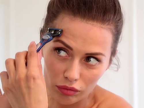 Боня показала, как бреет лицо