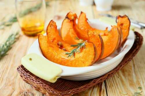 Садоводам известны более сортов тыкв, самые маленькие, из которых весят менее одного килограмма, а самые большие более килограмм