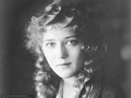 В году в свои права начинала вступать эпоха звукового кино, и