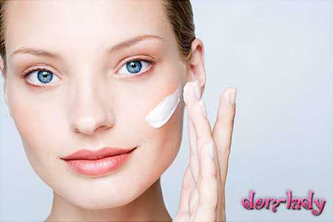 Причем мало правильно подобрать увлажняющие и питательные средства, важно еще и знать, как правильно наносить крем вокруг глаз, чтобы не растянуть нежную кожу