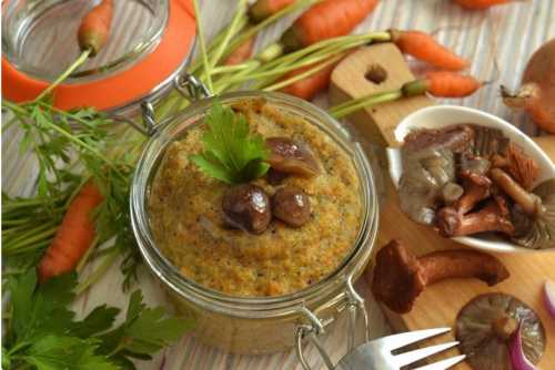 Через минуты добавляются главные компоненты блюда грибы и сухое белое вино