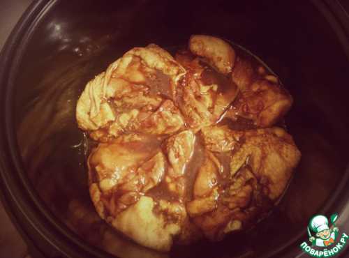 Следующим этапом будет добавление томатной пасты, специй, затем влейте кефир