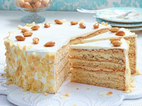 Чтобы подсластитель разошёлся равномернее, а кристаллы сахара полностью растворились, старайтесь добавлять его небольшими, по ложке, порциями, продолжая непрерывно взбивать