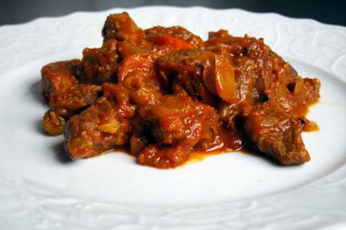 Когда вода закипит добавляем туда мясо