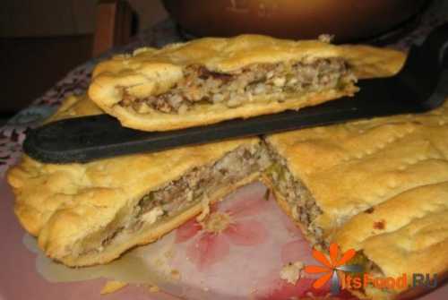 Большую часть раскатайте и уложите в подготовленную форму, смазанную маслом