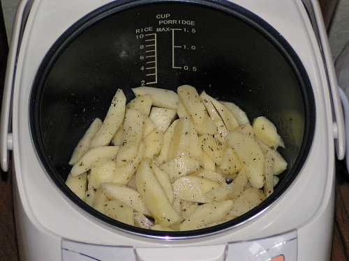 Хорошенько все перемешайте, продолжите обжаривание еще мин но при закрытой крышке