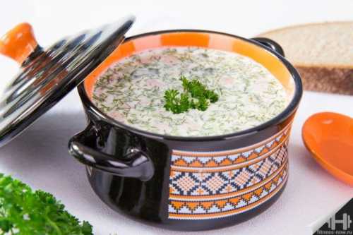 Заливаем все нарезанные продукты, смешиваем, опять пробуем