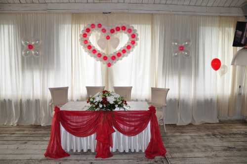 Все это придаст интерьеру торжественность, подчеркивающую важность события