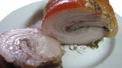 Необходимые ингредиенты килограмм свиной брюшины, головка свежего или обычного чеснока, соль, молотый перец, пару лавровых листов, миллилитров масла растительного больше не нужно, так как с рулета в процессе выпекания будет вытекать жир, столовых ложки горчицы зернами, любые специи для мяса