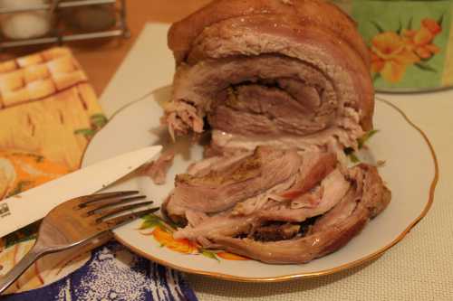 Необходимые ингредиенты килограмм свиной брюшины, головка свежего или обычного чеснока, соль, молотый перец, пару лавровых листов, миллилитров масла растительного больше не нужно, так как с рулета в процессе выпекания будет вытекать жир, столовых ложки горчицы зернами, любые специи для мяса