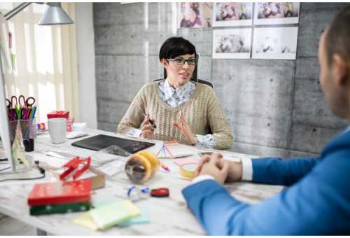 На фоне серого цвета стен в интерьере прекрасно смотрится светлая золотистая мебель