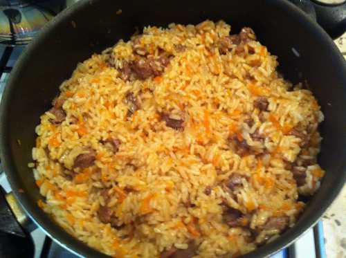 Все ингредиенты для плова с курицей написаны в классическом рецепте, осталось лишь добавить в этот список гргрибов