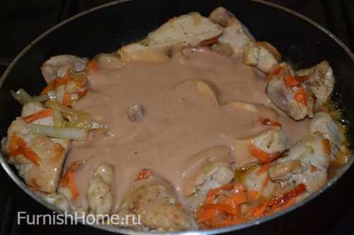 Куриное филе на сковороде в сметанном или томатном соусе