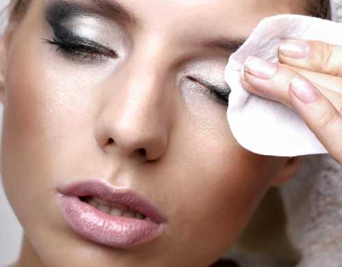 Перед нанесением теней, припудрите веки и не наносите на них консилер