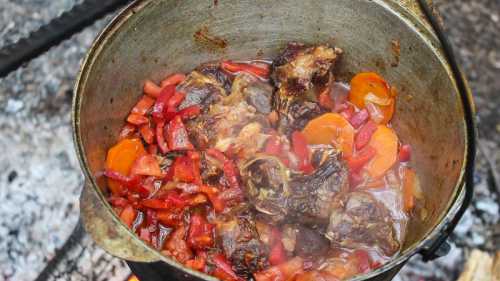 Для приготовления бограча нам потребовалось говядина, свинина, картофель, копчёные рёбрышки, грудинка