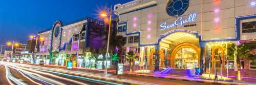 Здесь находятся и крупные фирменные магазины, и небольшие сувенирные лавочки