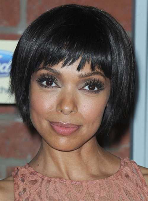 Посмотрите на фото, боб каре с косой челкой отлично смотрится в сочетании с любым типом лица