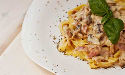 Разогреваем оливковое масло и выкладываем в него лук